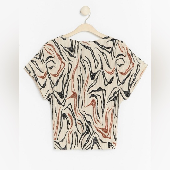 Lindex Pleated V Neck Top Blouse Short Sleeve Size Small NWOT - Picture 2 of 10